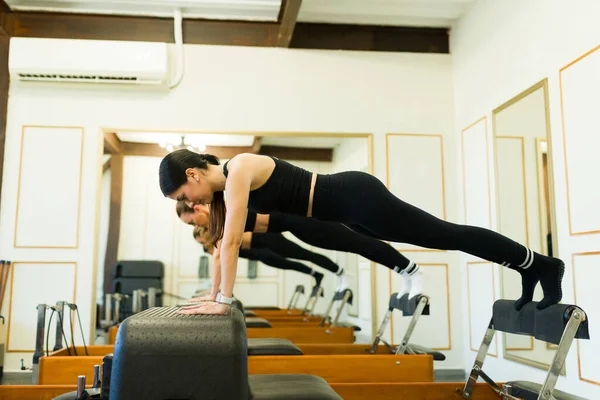 Mulheres Caucasianas Ativas Fazendo Exercícios Prancha Durante Uma Aula Pilates — Fotografia de Stock