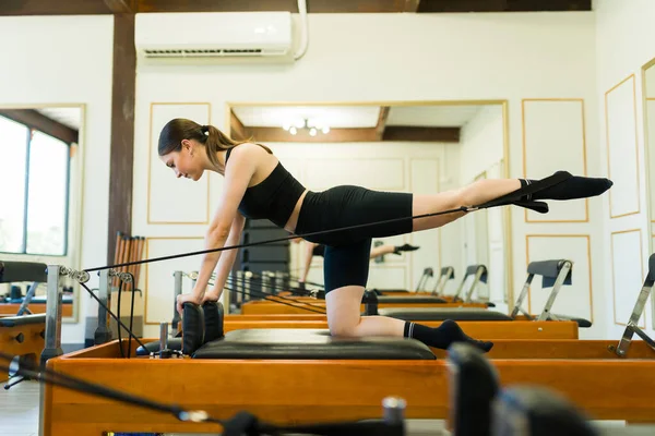 Caucasienne Active Jeune Femme Pratiquant Exercice Pendant Cours Pilates Aide — Photo