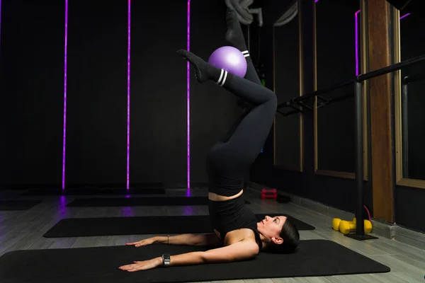 在健身房锻炼的同时 积极健身 锻炼腹部和参加重症监护班的高加索女人 — 图库照片