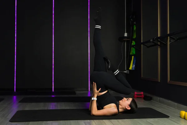 运动的年轻女子在高端黑健身房训练时 在普拉提或理发课上锻炼 — 图库照片