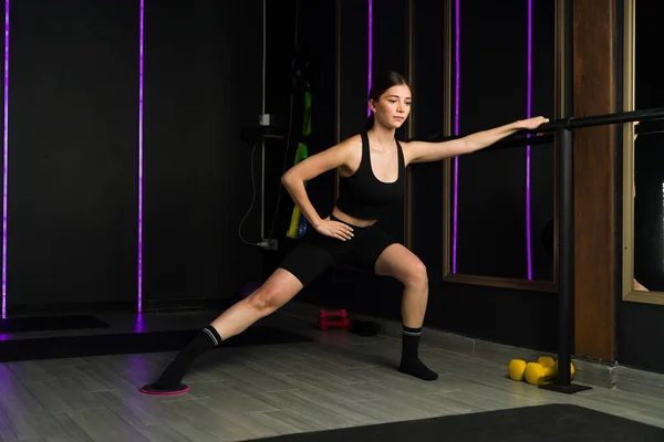 Kavkazská Mladá Žena Cvičení High End Fitness Centrum Nebo Tělocvična — Stock fotografie