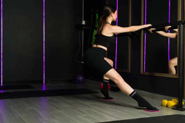 Krásná Fit Žena Cvičí Flexibilitu Během Barre Třídy Při Cvičení — Stock fotografie