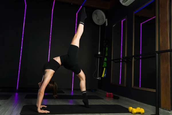 Fit Flexibilní Mladá Žena Activewear Protahování Nohy Při Práci Tyčí — Stock fotografie