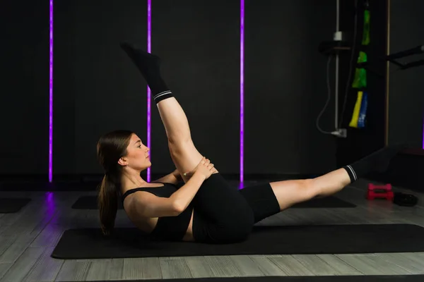 Flexibilní Mladá Žena Protahuje Nohy Cvičení High End Fitness Centru — Stock fotografie
