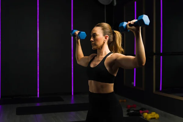 运动健美女子举重哑铃运动与功能性训练在健身房进行健身锻炼 — 图库照片