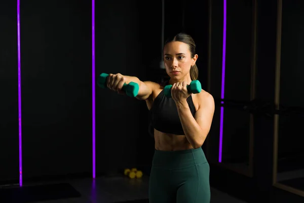 Mexikanische Junge Frau Einem High End Fitnesscenter Beim Training Mit — Stockfoto