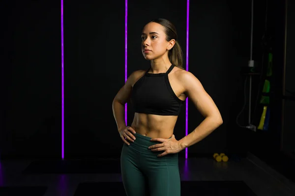 Schöne Athletische Frau Mit Einem Starken Muskulösen Bauch Und Körper — Stockfoto