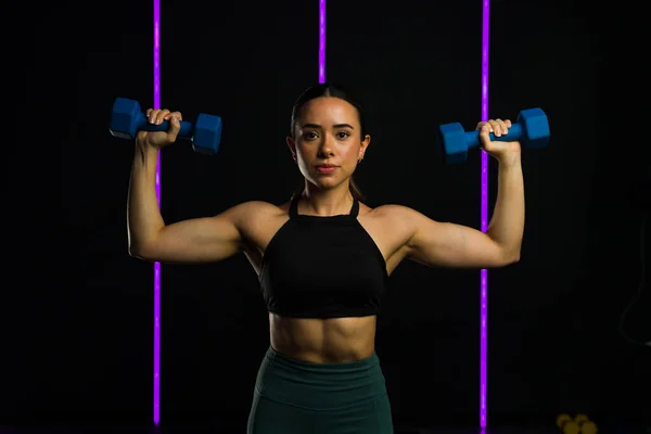 Athletic Strong Young Woman Muscular Body Lifting Dumbbell Weights Her — Stock Photo, Image
