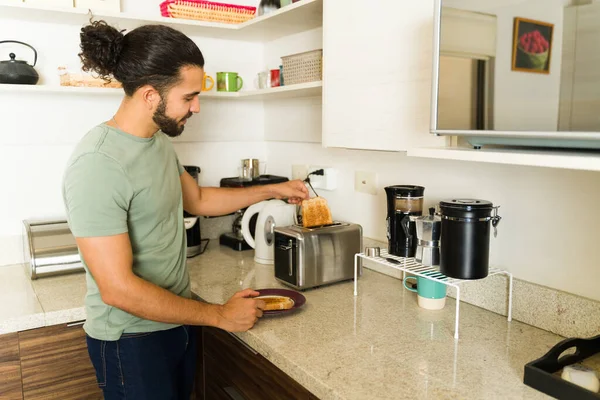 Çekici, mutlu bir adam sabah kahvaltısını hazırlarken tost makinesinde ekmek kızartıyordu.