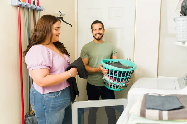 笑顔のボーイフレンドとガールフレンド 一緒に家事をし 洗濯機を使用して自宅で服を洗う — ストック写真