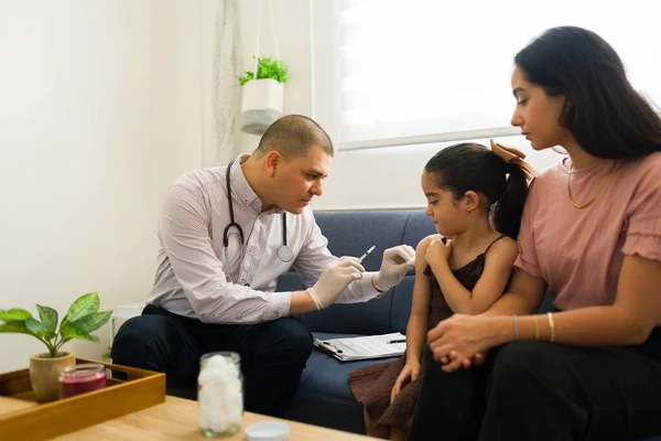 Γιατρός Δίνει Ένα Άρρωστο Κοριτσάκι Ένα Εμβόλιο Μια Ένεση Φαρμάκων — Φωτογραφία Αρχείου