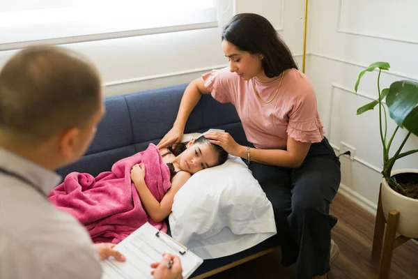 Mãe Preocupada Conversando Com Pediatra Casa Sobre Seu Filho Doente — Fotografia de Stock