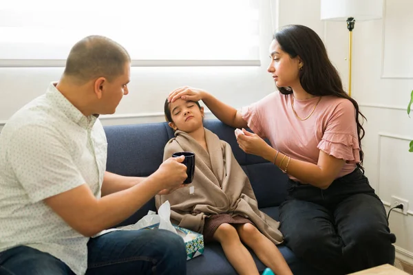 Familie Kümmert Sich Ihr Verärgertes Krankes Kind Das Fieber Hat — Stockfoto
