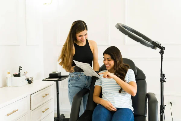 Happy Hispanic Woman Choosing Beauty Services Salon While Talking Cosmetologist — Stock Photo, Image