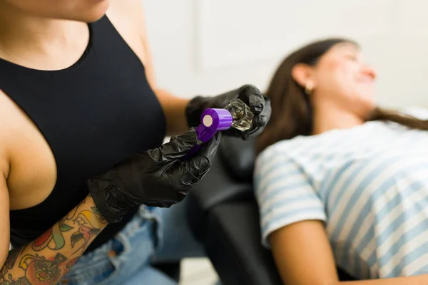 Close Professional Cosmetologist Using Ink Stirrer Start Working Eyebrow Tattoo — Stock Photo, Image