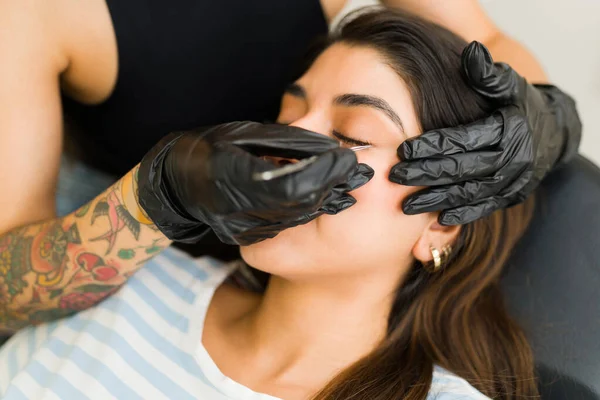 Hispanic Young Woman Relaxing While Putting Lash Extensions One One — Stock Photo, Image
