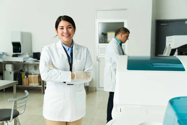 Attractive Caucasian Woman Looking Happy Working Chemist Medical Laboratory Wearing — Stock Photo, Image