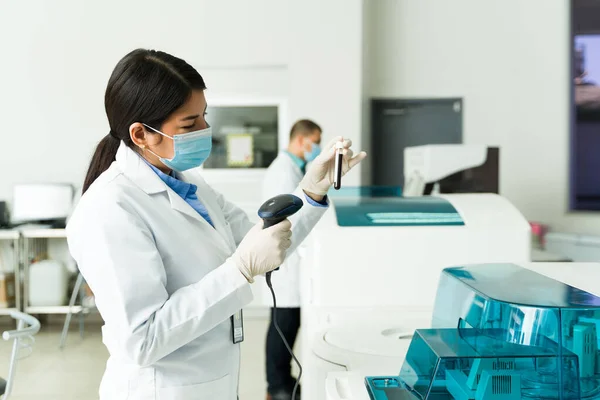 Side View Female Lab Technician Chemist Using Equipment Medical Laboratory — Stock Photo, Image