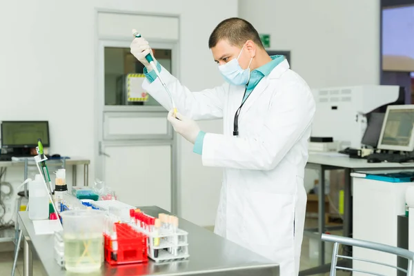 Latin Chemist Technician Using Chemical Reagents Lab Equipment While Working — Stock Photo, Image