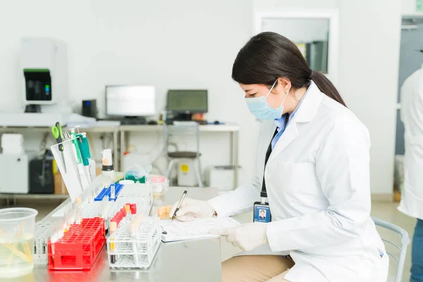 Caucasian Woman Chemist Writing Test Results Patient While Working Medical — Stock Photo, Image