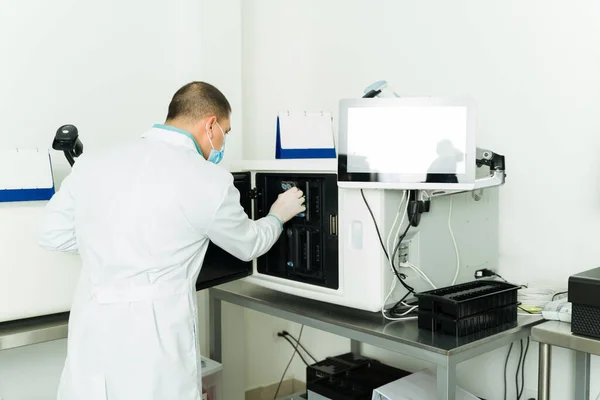 拉丁美洲化学家 身穿白色的实验室外套 使用培养机 并将血液样本放入医疗实验室的试管中 — 图库照片