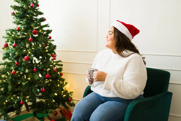 Rahatlamış Şişman Mutlu Kadın Sıcak Çikolata Içiyor Güzel Noel Ağacına — Stok fotoğraf