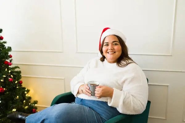 Mutlu Şişman Spanyol Kadın Gülümsüyor Noel Baba Şapkasıyla Göz Teması — Stok fotoğraf