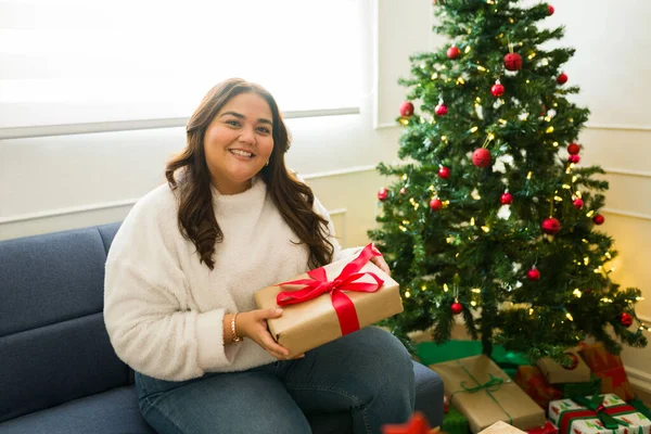 Gelukkig Aantrekkelijk Overgewicht Vrouw Glimlachende Opening Cadeautjes Naast Kerstboom Woonkamer — Stockfoto