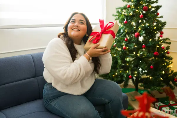Fröhlich Übergewichtige Frau Schüttelt Sich Und Erraten Ihrem Geschenk Steckt — Stockfoto