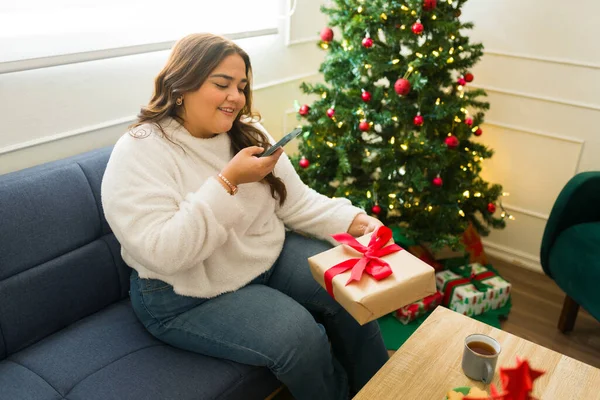 Sosyal Medya Için Telefonuyla Fotoğraf Çeken Çekici Bir Kadın Noel — Stok fotoğraf