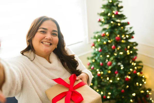 Size Hispanic Woman Smiling Taking Selfie Her Presents Next Christmas — Stock Photo, Image