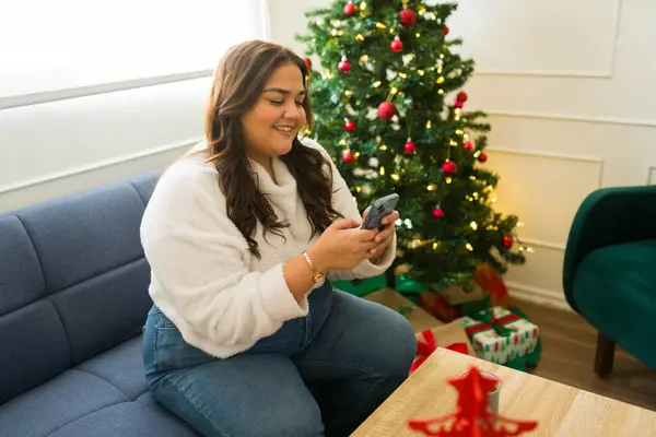 Latijnse Zwaarlijvige Vrouw Sms Smartphone Glimlachen Terwijl Ontspannen Thuis Naast — Stockfoto