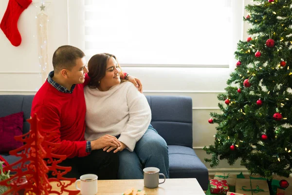 Romantisch Gelukkig Paar Genieten Van Kijken Naar Hun Mooie Kerstboom — Stockfoto