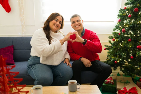 Çekici Mutlu Çift Birlikte Noel Tatilini Kutlarken Kalp Jesti Yaparak — Stok fotoğraf