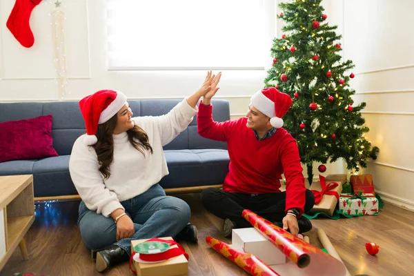 Heyecanlı Spanyol Çift Evde Noel Hediyelerini Paketlerken Mutlu Pozitif Hissederken — Stok fotoğraf