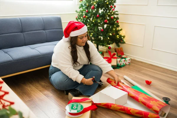 Latijnse Dikke Vrouw Met Een Kerstmuts Ontspannen Inpakken Kerstcadeaus Voor — Stockfoto