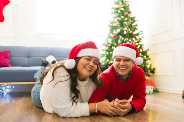 Aantrekkelijk Glimlachend Koppel Met Kerstmutsen Die Gelukkig Ontspannen Uitzien Woonkamer — Stockfoto