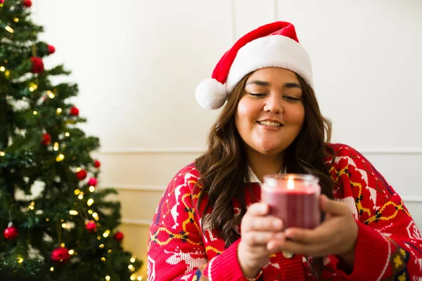 Attractive Happy Fat Woman Santa Hat Smiling Enjoying Smelling Holiday — Stock Photo, Image
