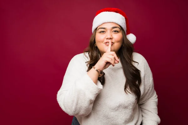 Mutlu Güzel Şişman Bir Kadın Noel Tatilinde Noel Baba Şapkası — Stok fotoğraf