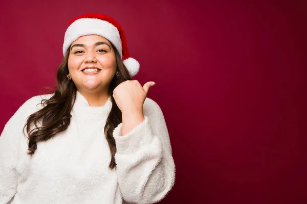 Noel Baba Şapkasıyla Gülümseyen Aşırı Kilolu Spanyol Kadın Noel Kırmızı — Stok fotoğraf
