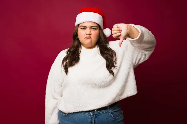 Kırmızı Stüdyo Arka Planında Şişman Meksikalı Bir Kadın Noel Kızgın — Stok fotoğraf