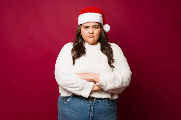 Irritado Gordura Hispânica Mulher Olhando Chateado Com Santa Chapéu Irritado — Fotografia de Stock