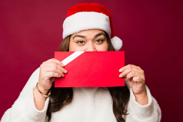 Ritratto Una Donna Felice Size Con Cappello Babbo Natale Che — Foto Stock