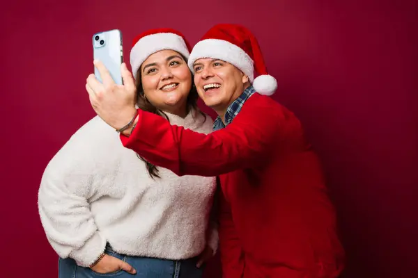 Beau Couple Mexicain Portant Des Chapeaux Père Noël Célébrant Noël — Photo