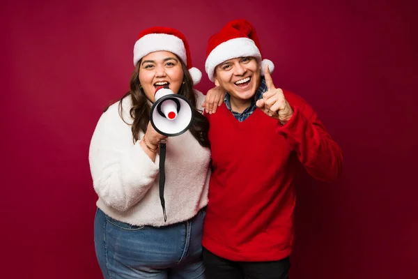 Couple Hispanique Excité Criant Aide Mégaphone Célébrant Les Vacances Noël — Photo