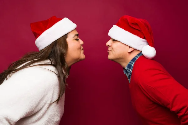 Aimer Couple Mexicain Regardant Heureux Portant Chapeaux Santa Célébrer Noël — Photo