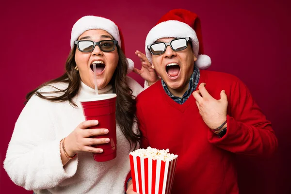 Sorprendida Pareja Emocionada Feliz Mientras Una Película Navidad Con Sombreros —  Fotos de Stock