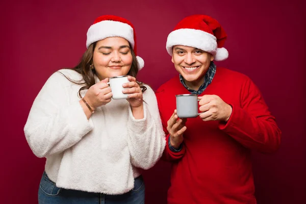 Rahatlamış Mutlu Çift Kahve Içerken Gülümsüyor Noel Tatilini Kutlarken Sıcak — Stok fotoğraf