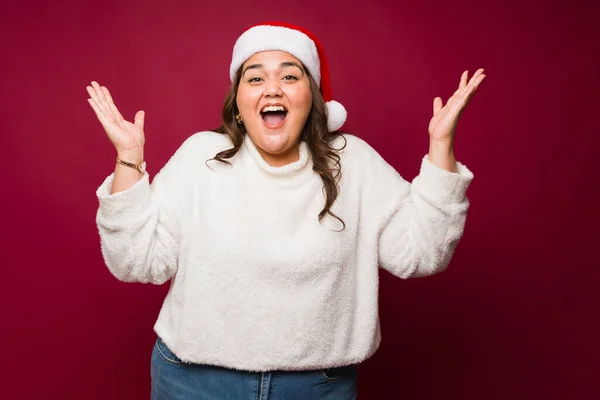 Overweight Mulher Hispânica Olhando Animado Surpreso Vestindo Chapéu Papai Noel — Fotografia de Stock