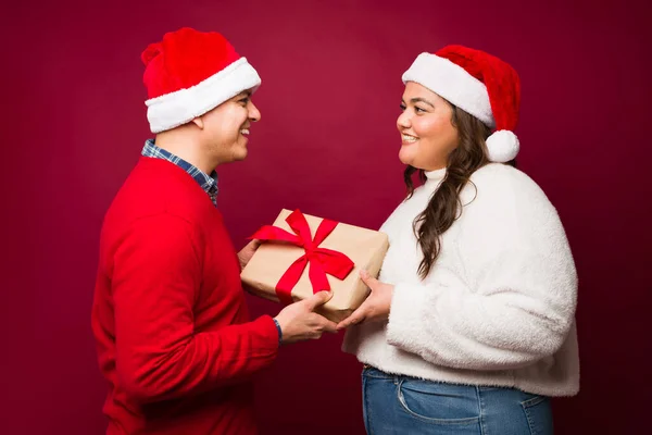 Cheerful Fat Woman Giving Beautiful Christmas Gift Her Attractive Boyfriend — Stock Photo, Image